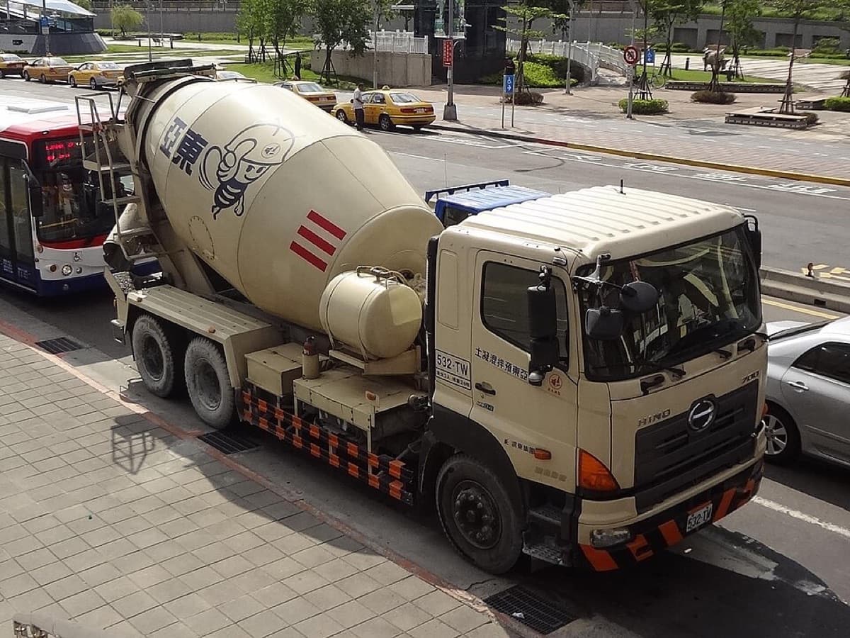 Автобетоносмеситель Hino